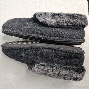 Fuzzy Smartdogs Slippers, Hard Soled, Size 7.5-8